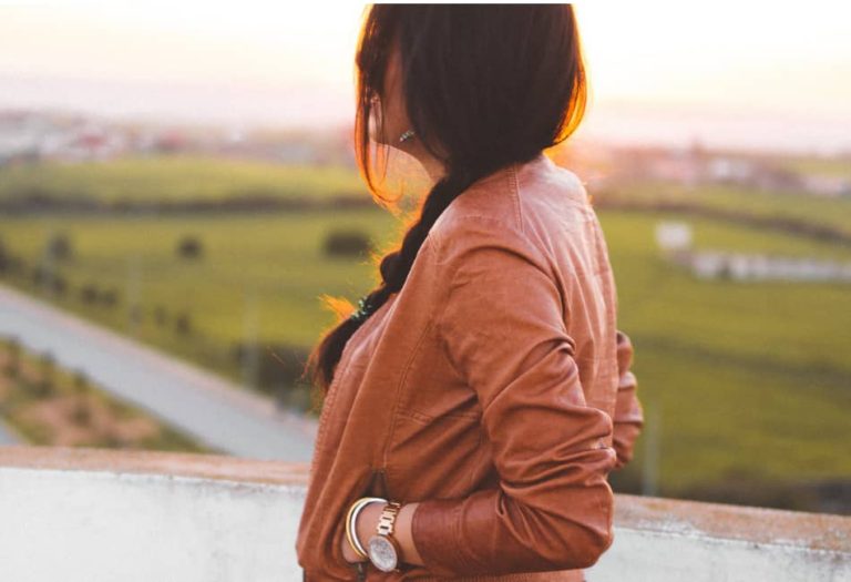 Does All Leather Smell? (All Answers Plus Helpful Tips) FavoredLeather